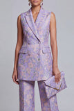 Fato feminino floral azul empoeirado, com lapela de dois peças,