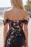 Vestido preto bodycon com flores de homecoming com faixa