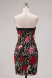 Vestido de Homecoming Preto Bodycon Bordado em Rosa Vermelha Sem Alças