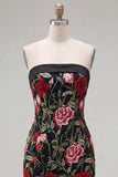 Vestido de Homecoming Preto Bodycon Bordado em Rosa Vermelha Sem Alças