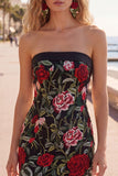 Vestido de Homecoming Preto Bodycon Bordado em Rosa Vermelha Sem Alças