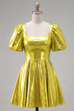 Vestido amarelo metálico de decote quadrado com decote a casa e mangas bufantes