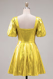 Vestido amarelo metálico de decote quadrado com decote a casa e mangas bufantes