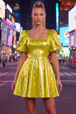 Vestido amarelo metálico de decote quadrado com decote a casa e mangas bufantes