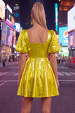 Vestido amarelo metálico de decote quadrado com decote a casa e mangas bufantes