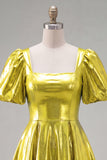 Vestido amarelo metálico de decote quadrado com decote a casa e mangas bufantes