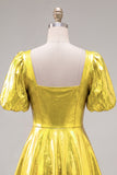 Vestido amarelo metálico de decote quadrado com decote a casa e mangas bufantes