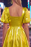 Vestido amarelo metálico de decote quadrado com decote a casa e mangas bufantes