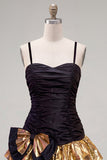 Vestido preto dourado com alças finas em camadas e laço