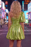 Vestido de Finalistas Metálicos Verde de Linha A com um ombro franzido