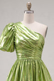 Vestido de Finalistas Metálicos Verde de Linha A com um ombro franzido