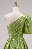 Vestido de Finalistas Metálicos Verde de Linha A com um ombro franzido