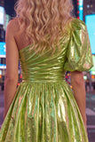 Vestido de Finalistas Metálicos Verde de Linha A com um ombro franzido