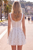 Vestido Curto de Finalistas Branco Branco de Gola Quadrada com Gola Quadrada e Renda