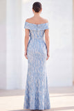 Vestido comprido de mãe da noiva em azul real sereia, ombro descoberto, com flores 3D