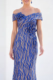Vestido comprido de mãe da noiva em azul real sereia, ombro descoberto, com flores 3D