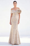 Vestido Dourado de Mãe da Noiva Sereia Dourado Com Franzidas Ombros Descobertos e Flores 3D