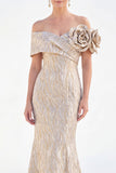 Vestido Dourado de Mãe da Noiva Sereia Dourado Com Franzidas Ombros Descobertos e Flores 3D