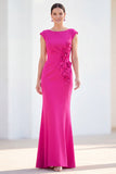 Vestido de Mãe da Noiva com decote batado em forma de sereia fucsia, floral e franzido, com mangas fechadas