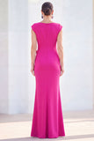 Vestido de Mãe da Noiva com decote batado em forma de sereia fucsia, floral e franzido, com mangas fechadas