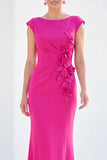 Vestido de Mãe da Noiva com decote batado em forma de sereia fucsia, floral e franzido, com mangas fechadas