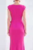 Vestido de Mãe da Noiva com decote batado em forma de sereia fucsia, floral e franzido, com mangas fechadas