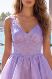 Vestido Curto de Regresso a Casa Longo Linha A de Linha A Lilás, decote em V, Pérola Pérola e Renda nas Costas