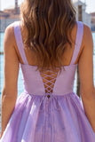 Vestido Curto de Regresso a Casa Longo Linha A de Linha A Lilás, decote em V, Pérola Pérola e Renda nas Costas