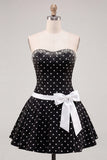 Vestido Curto de Finalistas com Laço de Finalistas com Pontinhos Pretos e Brancos, Pontinhos Pretos e Brancos