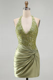 Vestido de Homecoming Bodycon Cetim Cetim com decote franzido verde militar, decote halter e franzido