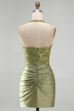 Vestido de Homecoming Bodycon Cetim Cetim com decote franzido verde militar, decote halter e franzido