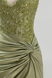 Vestido de Homecoming Bodycon Cetim Cetim com decote franzido verde militar, decote halter e franzido