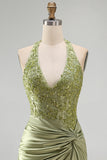 Vestido de Homecoming Bodycon Cetim Cetim com decote franzido verde militar, decote halter e franzido