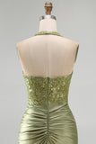 Vestido de Homecoming Bodycon Cetim Cetim com decote franzido verde militar, decote halter e franzido