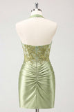 Vestido de Homecoming Bodycon Cetim Cetim com decote franzido verde militar, decote halter e franzido
