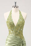 Vestido de Homecoming Bodycon Cetim Cetim com decote franzido verde militar, decote halter e franzido