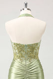 Vestido de Homecoming Bodycon Cetim Cetim com decote franzido verde militar, decote halter e franzido