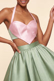 Vestido de finalistas rosa e verde, linha A de 2 peças, decote halter e cetim