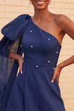 Vestido de Homecoming Azul Escuro A-Line A-Line de Um Ombro com Capa Lateral