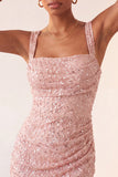 Bodycon azul celeste com decote quadrado com lantejoulas, renda apanhada nas costas com fenda