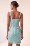 Bodycon azul celeste com decote quadrado com lantejoulas, renda apanhada nas costas com fenda