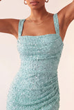 Bodycon azul celeste com decote quadrado com lantejoulas, renda apanhada nas costas com fenda