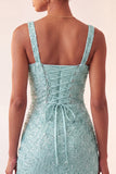 Bodycon azul celeste com decote quadrado com lantejoulas, renda apanhada nas costas com fenda