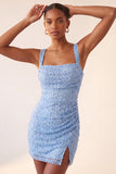 Bodycon azul celeste com decote quadrado com lantejoulas, renda apanhada nas costas com fenda