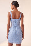 Bodycon azul celeste com decote quadrado com lantejoulas, renda apanhada nas costas com fenda