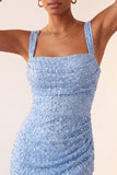 Bodycon azul celeste com decote quadrado com lantejoulas, renda apanhada nas costas com fenda
