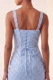 Bodycon azul celeste com decote quadrado com lantejoulas, renda apanhada nas costas com fenda