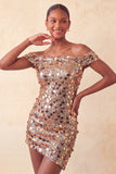 Vestido de Homecoming Bodycon Champanhe Brilhante com Ombros Abertos e Lantejoulas