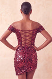 Vestido de Homecoming Bodycon Champanhe Brilhante com Ombros Abertos e Lantejoulas