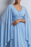 Vestido Midi Midi Mãe da Noiva Mãe da Noiva em chiffon azul celeste com mangas cape
